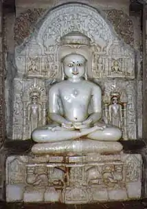  Une statue d'Ajitnath, premier Tîrthankara, « faiseur de gué »