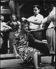 Femme tondue à Montélimar, 29 août 1944, Smith, Archives nationales des États-Unis.
