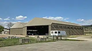 Les hangars rénovés de l'aérodrome.