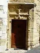 Porte d'entrée d'une maison ancienne.