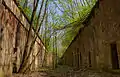 La cour intérieure. À gauche : le casernement de guerre (bétonné). À droite : le casernement de paix (d'origine).