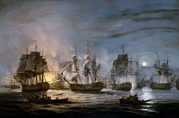 Quatre navires arborant le drapeau britannique avance en direction d'une ligne de bataille où se trouve un navire en flammes.