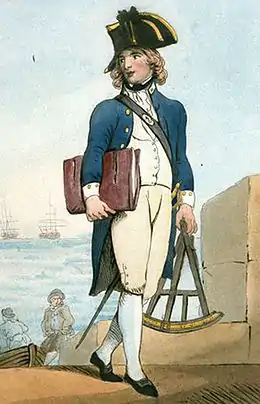 Portrait en pied d'un garçon avec de longs cheveux blonds portant l'uniforme de midshipman: un bicorne, un manteau bleu avec les insignes blancs de son grade sur le col, un gilet, des culottes et des chausses blanches ainsi qu'une épée au côté gauche.