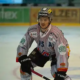 Description de l'image Thomas Wellinger - Fribourg-Gotteron vs. HC Bienne, 25.11.2011 (2).jpg.