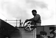 Photo d'un homme sur l'aile d'un avion.