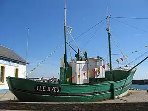 Thonier motorisé à « cul rond » de l'île.