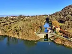 L'écluse et le tunnel fluvial coté aval.