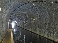 Voute du tunnel fluvial illuminée.