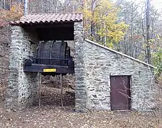 Ancienne bobine (dite "de Sahorre"), au-dessus de Thorrent. Ce bâtiment a fait partie d'un système de transport permettant de descendre le minerai de Thorrent jusqu'au village de Sahorre.