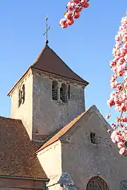 Clocher et transept romans.