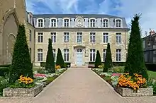 L'hôtel de ville, attenant à l'église Saint-Laon.