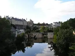 Château des ducs de La Trémoille et sa chapelle surplombant le Thouet et le pont des Chouans.