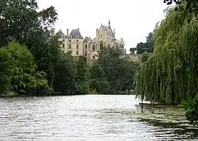 Château des ducs de La Trémoille et sa chapelle vus du Thouet.