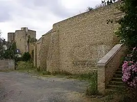 Remparts et tour porte au Prévost.