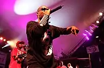 Will.i.am, Pitbull et Juicy J ont chacun contribué séparément à trois couplets pour trois remixes différents.