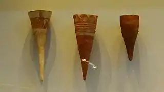 Vases à profil en "V", Ghassoulien.