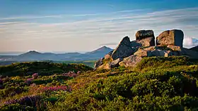 Vue du tor le plus méridional de Three Rock Mountain avec, au dernier plan, le Little Sugar Loaf et le Great Sugar Loaf.