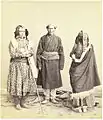 Trois Tibétains en costume traditionnel. Bourne & Shepherd, 1865-1866.