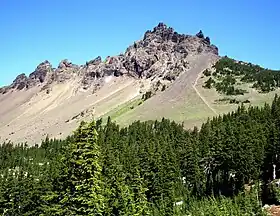 Vue du versant sud-ouest du sommet depuis le Pacific Crest Trail.