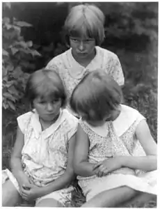 Trois jeunes filles, par Doris Ulmann.