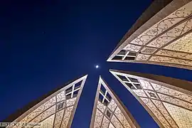 La Lune vue depuis le monument, à travers les pétales.