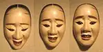 Trois images du même masque nô féminin, par simple changement d'inclinaison.