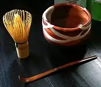 Coupe à thé (chawan), fouet à thé (chasen) et cuiller à thé (chashaku) servant pour la cérémonie du thé.