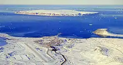 Vue de la baie North Star avec la base aérienne de Thulé en premier plan et l'île Saunders (Groenland) en arrière-plan