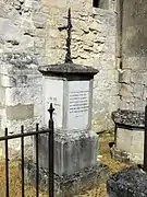 Monument funéraire près de l'église Saint-Médard.