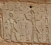 Thoutmôsis III (à gauche) et Hatchepsout (à droite) représentés sur les murs de la chapelle rouge à Karnak.