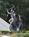 Statuaire de bronze devant le mémorial (à droite)