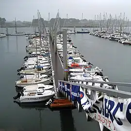 ...avec passerelle d'embarquement à marée basse...