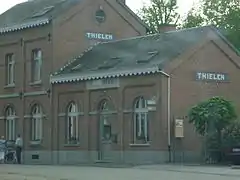 L'ancien bâtiment de la gare, reconverti en bar.