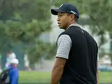 Concentré, un joueur de golf regarde au loin.