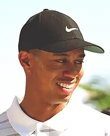 Portrait de Tiger Woods souriant.