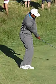 Le golfeur poursuit son geste après avoir frappé la balle.