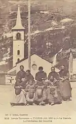 Savoyardes brodant à Tignes au début du XXe siècle