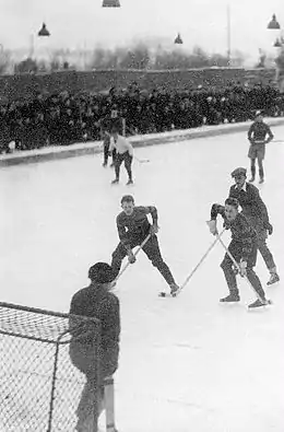Photographie noir et blanc d'un match de hockey