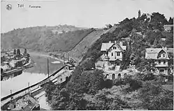 Carte postale ancienne montrant la gare, déjà agrandie mais toujours pourvue de ses corniches et la cour à marchandises.