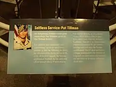 Plaque en hommage à l'engagement de Pat Tillman qui reprend son parcours avant d'indiquer qu'il est décédé dans une embuscade ennemie.