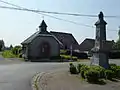 Chapelle du village avec monument aux morts