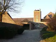 Photographie montrant une ancienne ferme et son pigeonnier