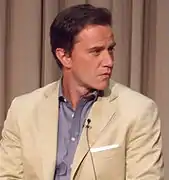 Tim DeKay interprète l'agent spécial Peter Burke.