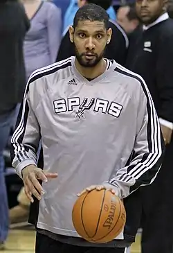 vue de face de Tim Duncan, en tenue d'échauffement, avec un ballon.