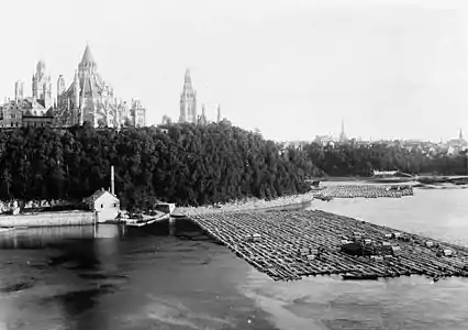 William James Topley. Train de bois photographié près de la colline du Parlement à Ottawa vers 1882.