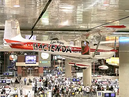 L'avion utilisé pour le record de durée de vol, suspendu à l'Aéroport international McCarran à Las Vegas.