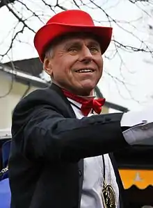 Homme portant un chapeau rouge et un nœud papillon rouge