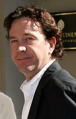 Timothy Hutton interprète Emmett Crawford.