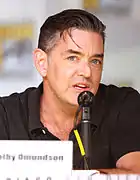 Timothy Omundson interprète le lieutenant chef Carlton J. Lassiter.