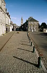 Vue depuis la route de Sourdeval ; l'église Saint-Pierre au fond.